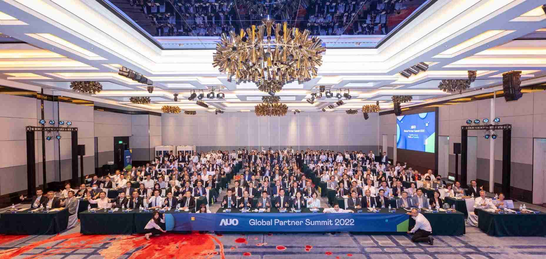 友達推動「安心、、創新、、用心、、、同心、、盡心」五星職旅，，，為菲籍員工打造全方位照護，，首度贏得「人權實踐與發展領袖獎」殊榮