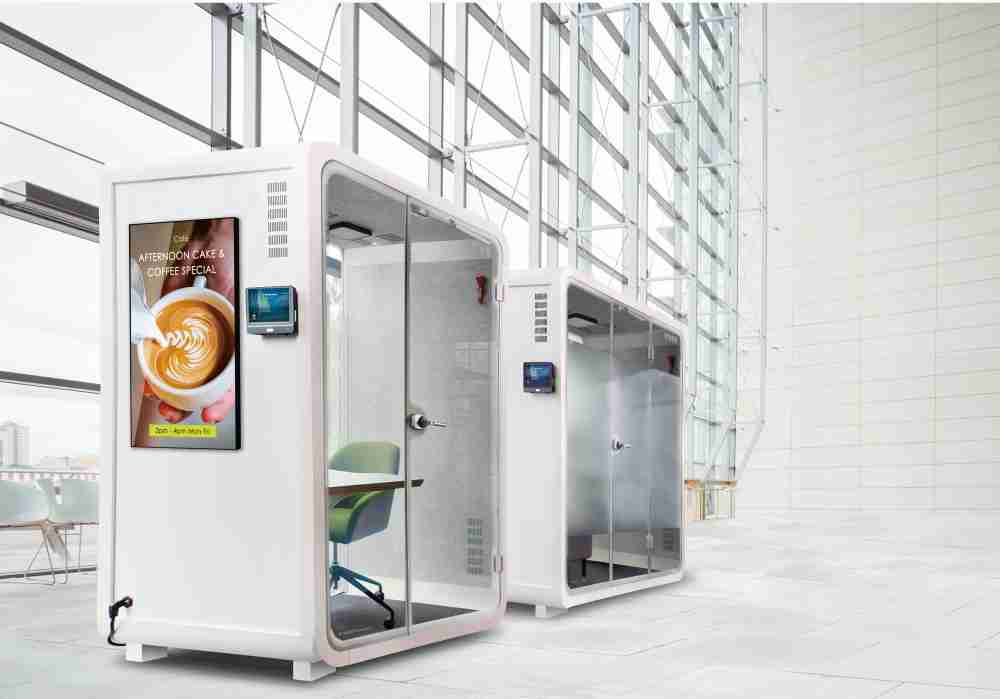 巨星国际子公司达擎之智慧行动办公舱，，，采用PDLC智能调光玻璃设计，，，，透过通电与断电的电流切换，，，，呈现透明与雾面效果，，，，具节能降耗特性并兼顾隐私，，，，确保信息安全