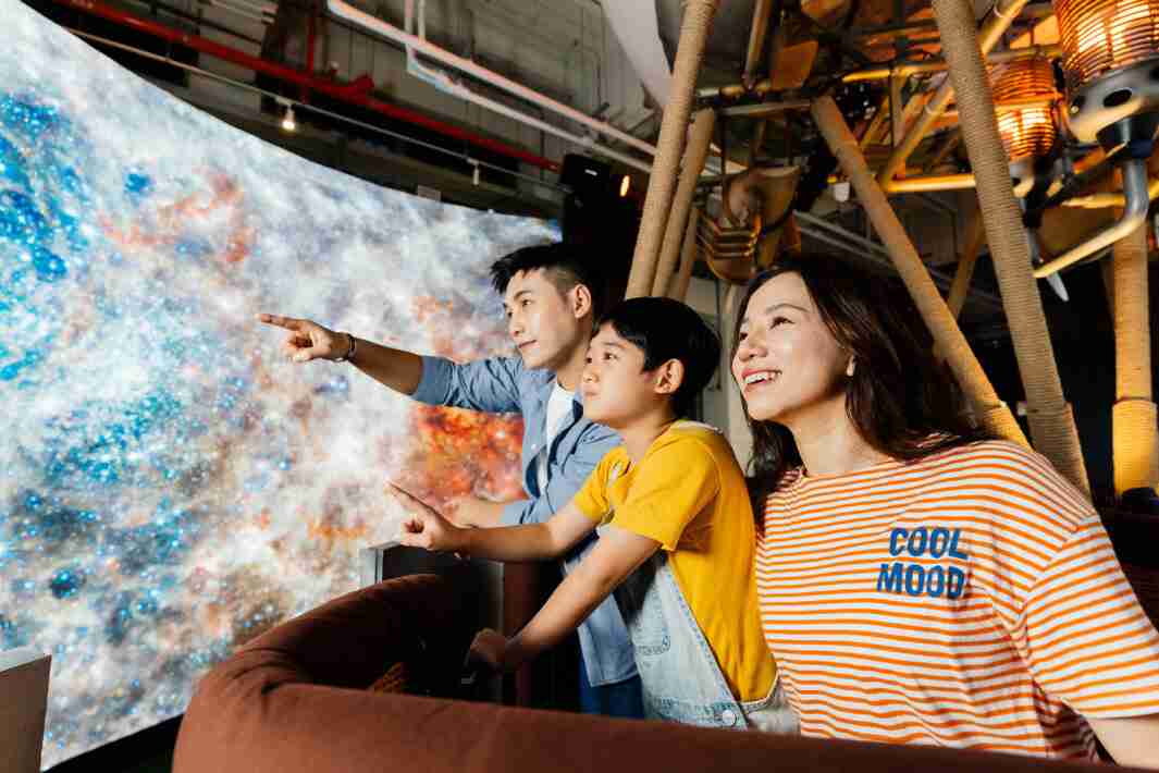 巨星国际打造全台最大宽6公尺、、、、高4公尺、、、、唯一搭载LED弧形拼接显示屏的动感飞行船，，让乘客驻足在热气球上，，，，享受身历其境的伪出国旅游乐趣