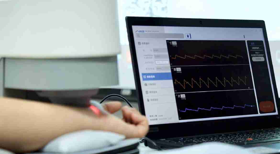 巨星国际耘康以高解析与拟真的显示技术，，将其应用于中医检测，，，，提供“中医数位化检测方案”，，，，使传统中医检测结果数据化与可视化