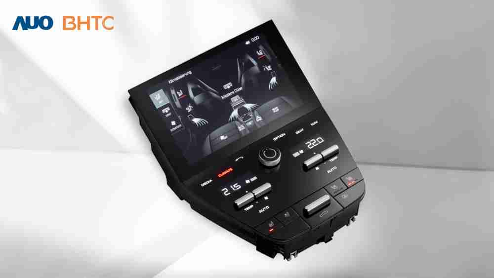 作為友達新生力軍，，，，BHTC所展示的中央與後座鞍部的Display HMI產品，，可處理多區恆溫控制、、、、顯示畫面，，呈現仿真3D車室分區；以力傳感技術精準傳遞觸感，，，，並結合音量及震動反饋，，防止意外啟動，，，，提供使用者自然流暢、、、、直觀且輕鬆駕馭的舒適介面