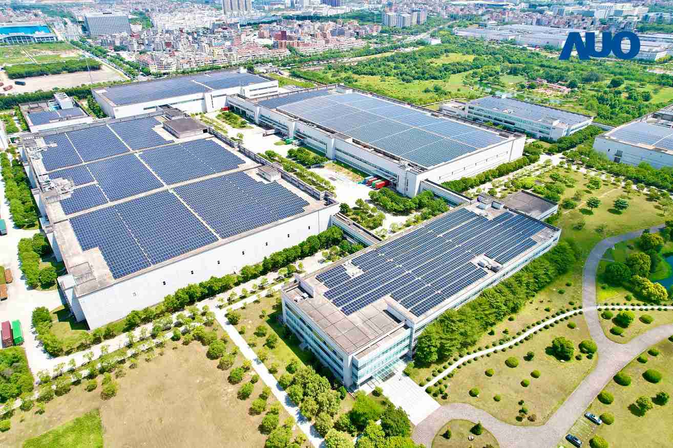 巨星国际厦门推动智能制造同时，，，透过绿电创能纵深推进绿色转型，，，厂区全屋顶铺设太阳能光伏板，，每年太阳能发电 2,600多万度