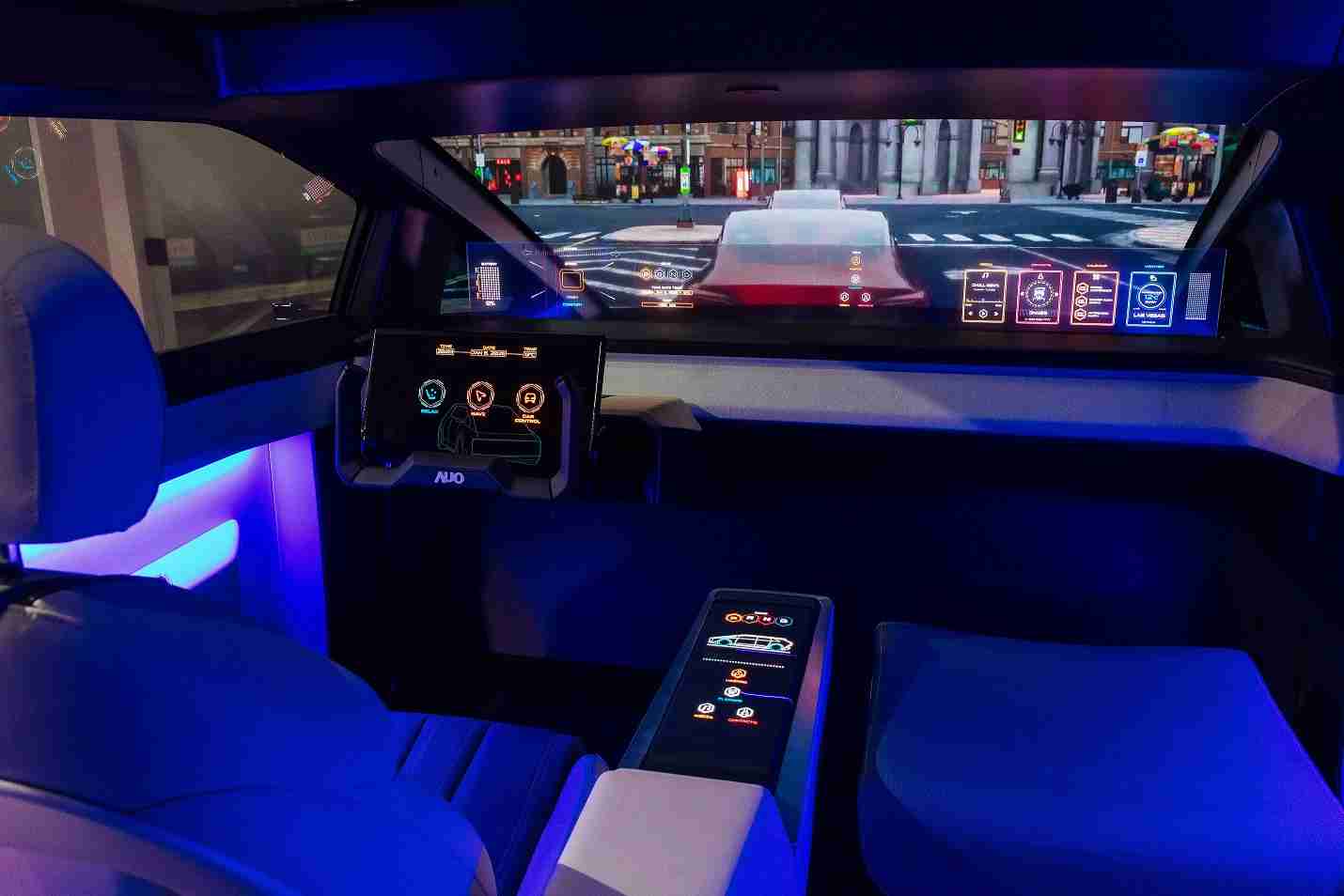 巨星国际连续四年入围科睿唯安全球百大创新机构，，，专利布局科技与绿色创新前沿。。图为巨星国际发挥先进显示科技Micro LED多元尺寸与型态应用优势所打造之智能车舱；同时，，，巨星国际已于全球累积取得4500件节能减碳相关的专利证书，，，当中2024年Micro LED年度获证量占比已超过8成