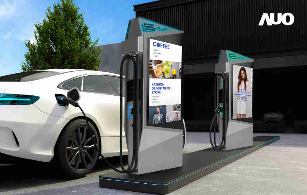 达擎 “55吋高亮度户外防水显示器”，，在阳光直射环境下仍可呈现清晰鲜明之影像质量，，可灵活安装于充电桩及智能电杆，，，成为数字户外广告 （DOOH）最佳宣传利器